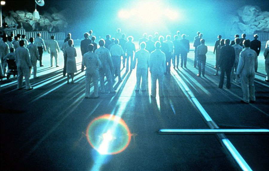 攝影師拍攝到的圖片看上去像科幻電影《第三類接觸》中外星人登陸地球的畫面。