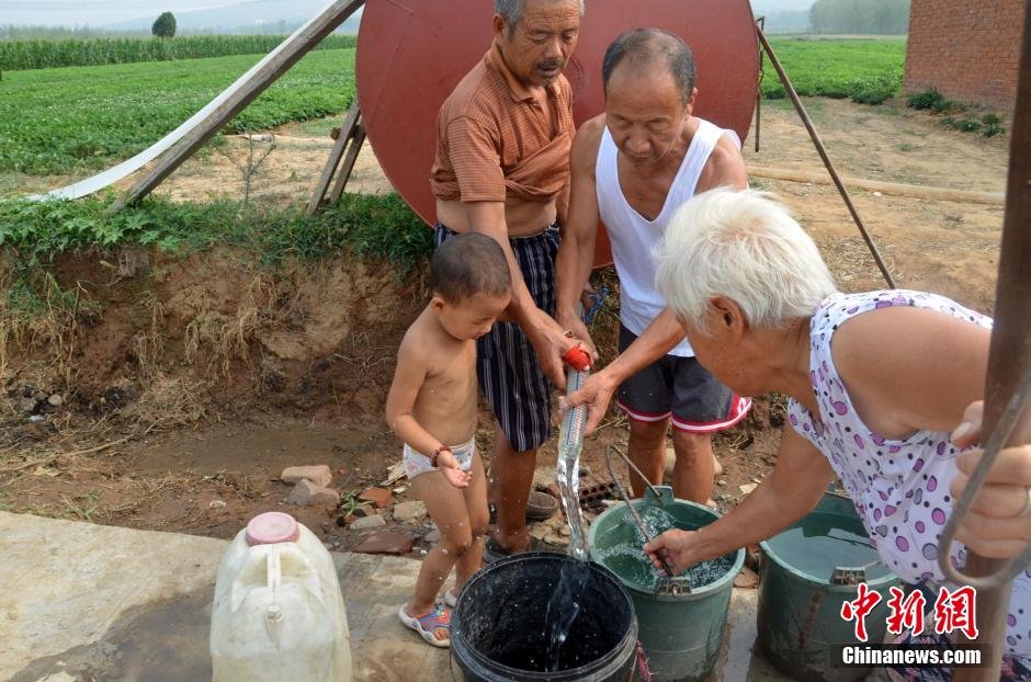 逾1200位村民只能依靠當(dāng)?shù)厮块T新打的一口深80米的機井取水飲用。