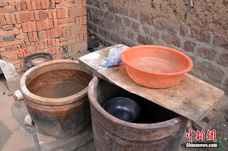 每天排隊取水，廢水循環(huán)使用已成為該村老少的生活習(xí)慣。