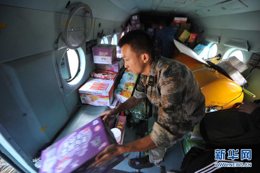  8月5日，在魯?shù)榭h龍頭山鎮(zhèn)，部隊官兵從直升機上卸載救災(zāi)物資。