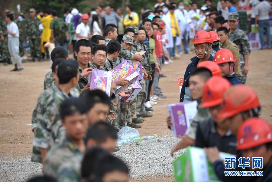 8月5日，在魯?shù)榭h龍頭山鎮(zhèn)，當(dāng)?shù)孛癖D(zhuǎn)運從直升機上卸載的救災(zāi)物資。