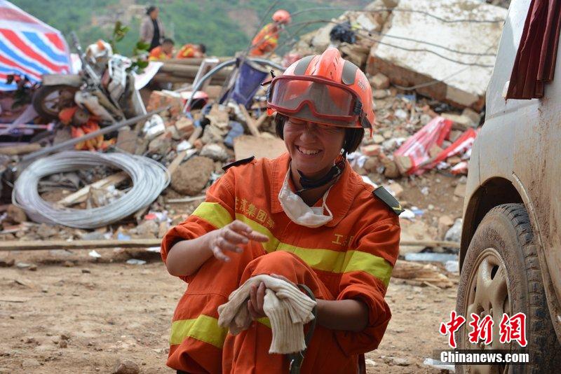 2014年8月5日，女兵在云南魯?shù)辇堫^山鎮(zhèn)廢墟中搜救被困者。