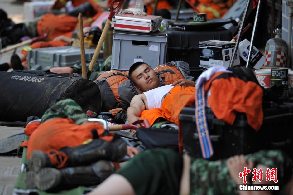 8月6日，龍頭山鎮(zhèn)，疲倦的救援官兵席地而眠。