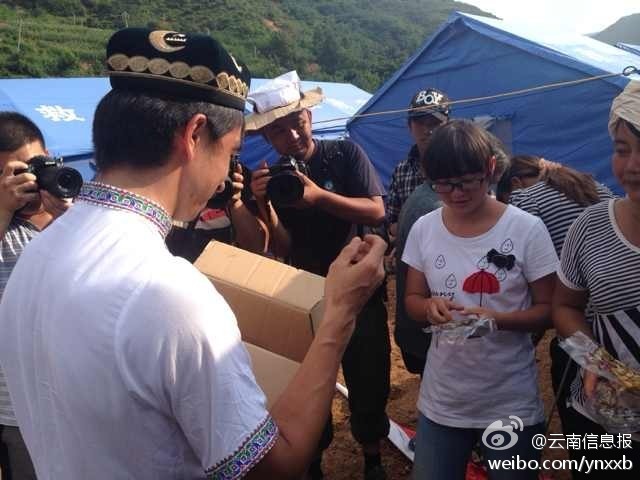 “切糕王子”阿迪力帶著重達(dá)5噸、價(jià)值50萬元的切糕于7日下午抵達(dá)魯?shù)榈卣鹫鹬旋堫^山鎮(zhèn)。