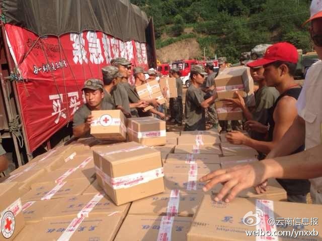 第14集團(tuán)軍官兵協(xié)助阿迪力將1100余箱切糕從貨車上卸下。