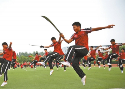 7月1日學(xué)員乘坐20多輛大巴奔赴南京適應(yīng)場(chǎng)地和排練節(jié)目,每天武術(shù)基本功訓(xùn)練必不可少。