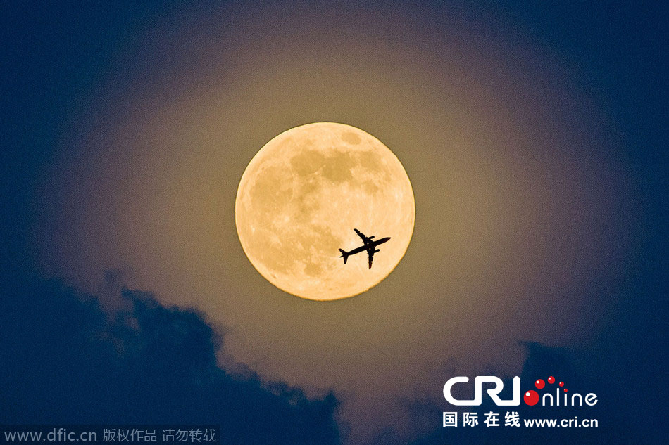 8月10日，19點(diǎn)15分，深圳上空的超級(jí)月亮。圖片來源：鄧飛/東方IC