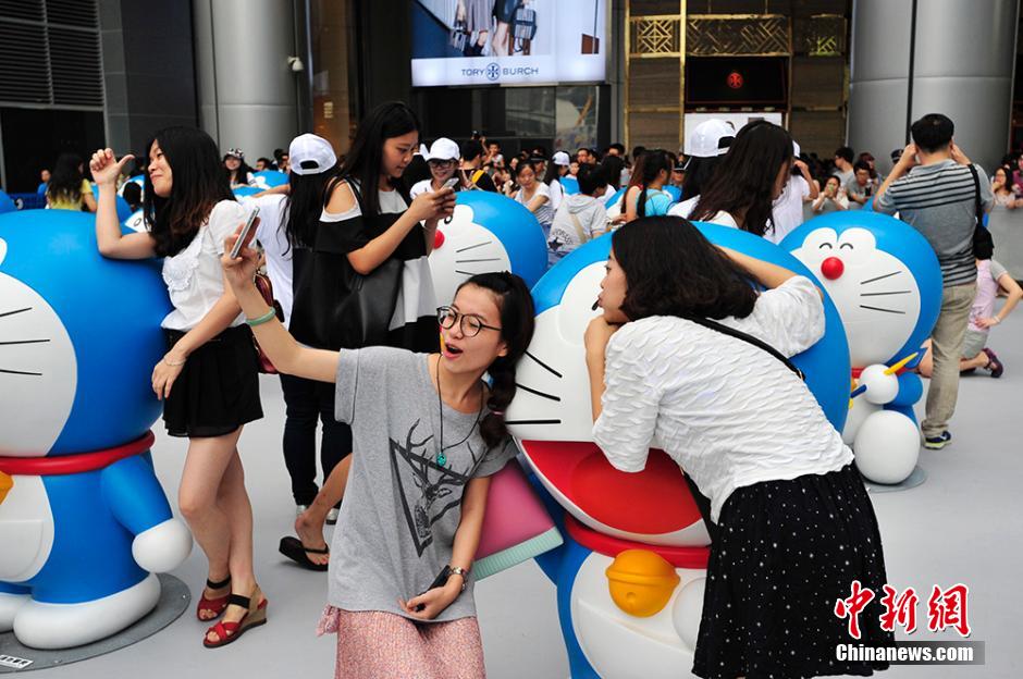 圖為成都民眾與哆啦A夢合影留念。