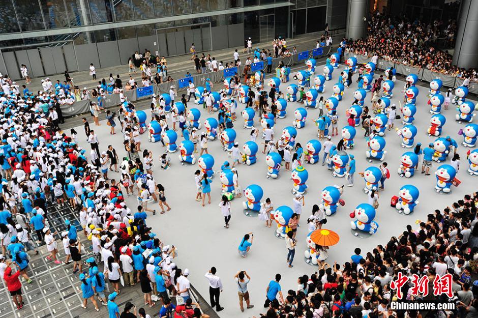 圖為成都民眾狂熱追捧哆啦A夢。