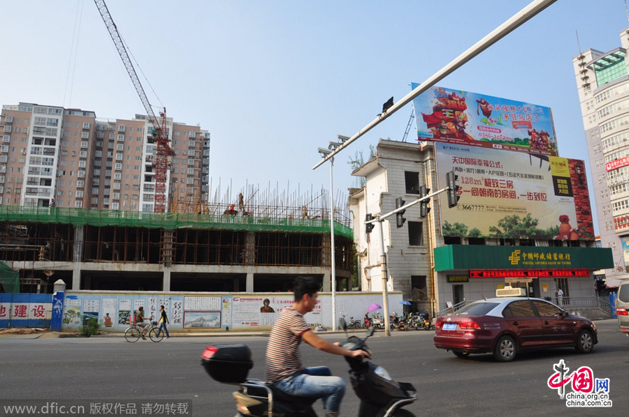 營業(yè)網(wǎng)點周圍也都在開發(fā)建設(shè),唯有這座三層小樓極為扎眼。