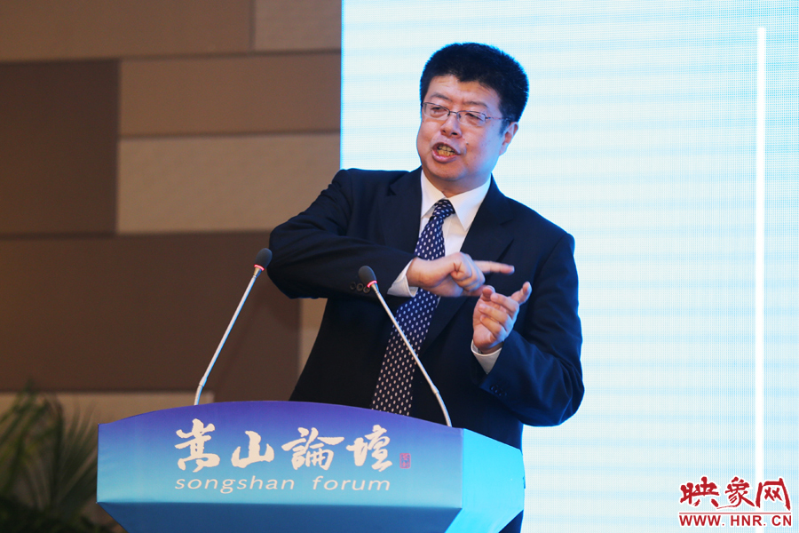 北京大學(xué)文化資源研究中心主任張頤武演講。