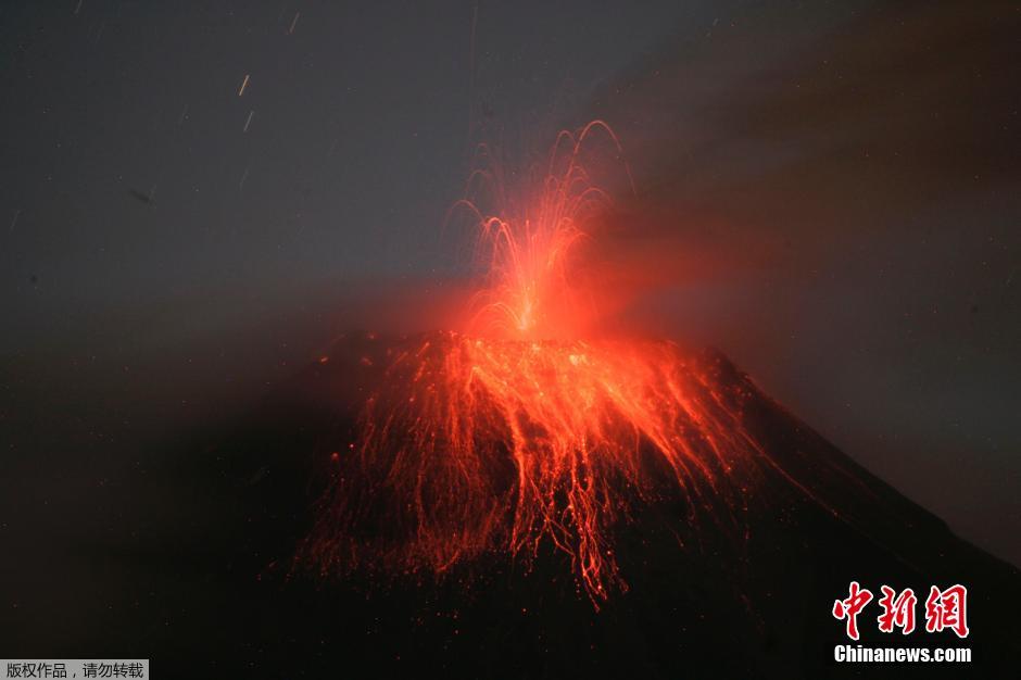 當(dāng)?shù)貢r(shí)間8月24日，厄瓜多爾通古拉瓦火山噴發(fā)，熔巖噴出宛如末世。