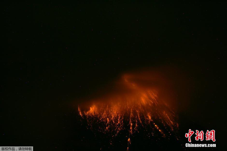 當(dāng)?shù)貢r(shí)間8月24日，厄瓜多爾通古拉瓦火山噴發(fā)，熔巖噴出宛如末世。
