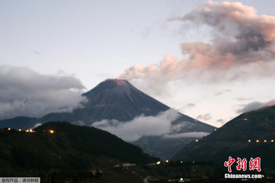 當(dāng)?shù)貢r(shí)間8月24日，厄瓜多爾通古拉瓦火山噴發(fā)，熔巖噴出宛如末世。