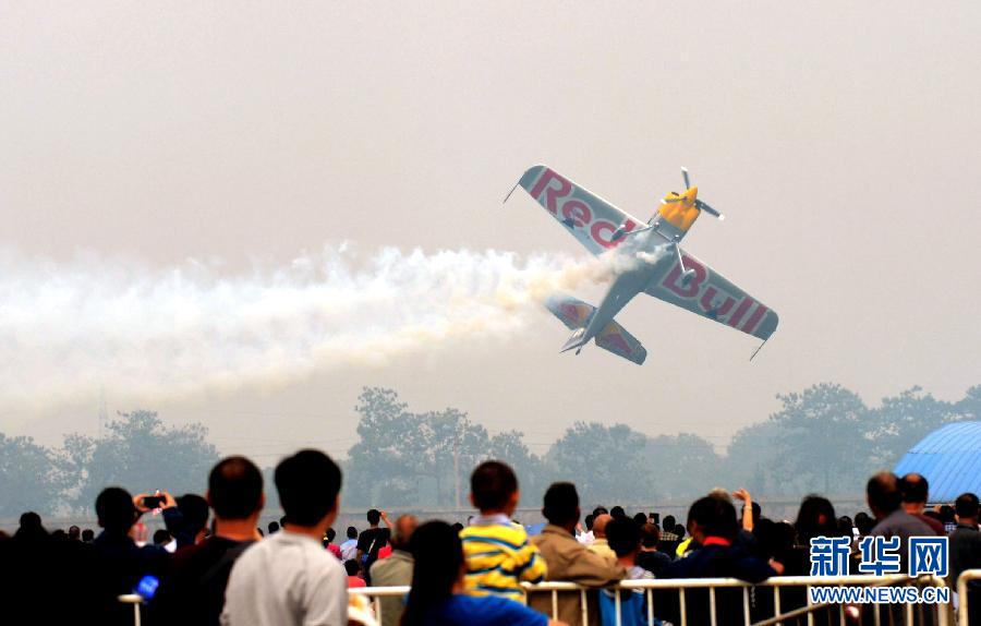 　9月13日，特技隊員在進行空中飛行表演。