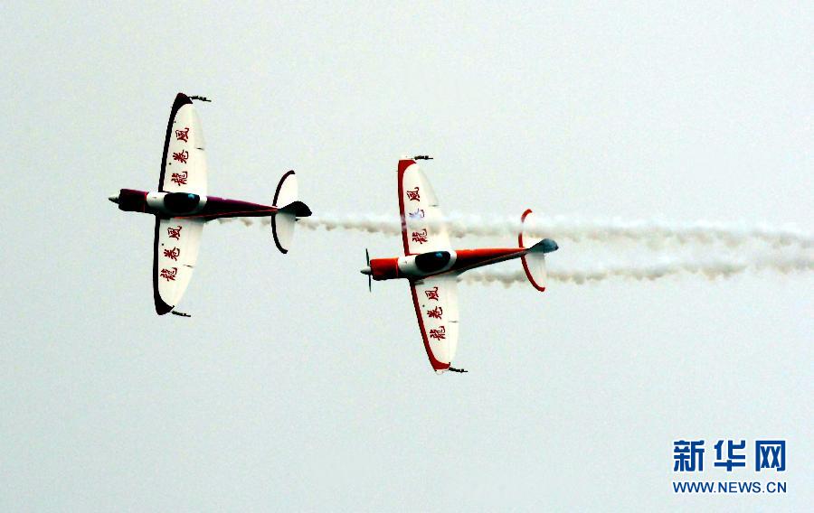 9月13日，特技隊員在進行空中飛行表演。
