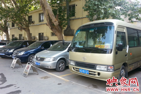 管城區(qū)委院內(nèi)已經(jīng)被封存公車在停車場停放。