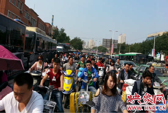 在一些易堵路段車輛仍然“寸步難行”。