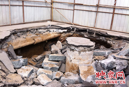 此次路面塌陷的直徑約為3米，深度有2米左右，坑內(nèi)布滿了碎石，路面下方20厘米左右。