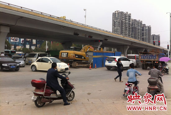 此次塌陷位于鄭州市西三環(huán)與中原路交叉口東側(cè)路西，對交通影響明顯。