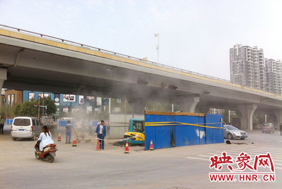 施工單位對塌陷處進行路面切割，造成路面塵土飛揚。