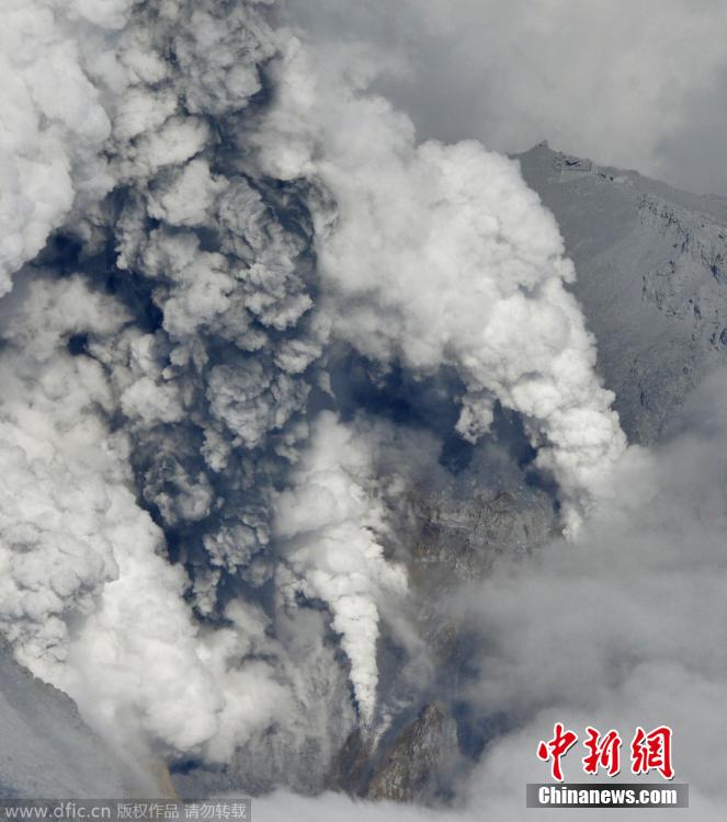 當?shù)貢r間2014年9月27日，日本中部御岳山發(fā)生噴發(fā)，或已造成數(shù)人受傷。