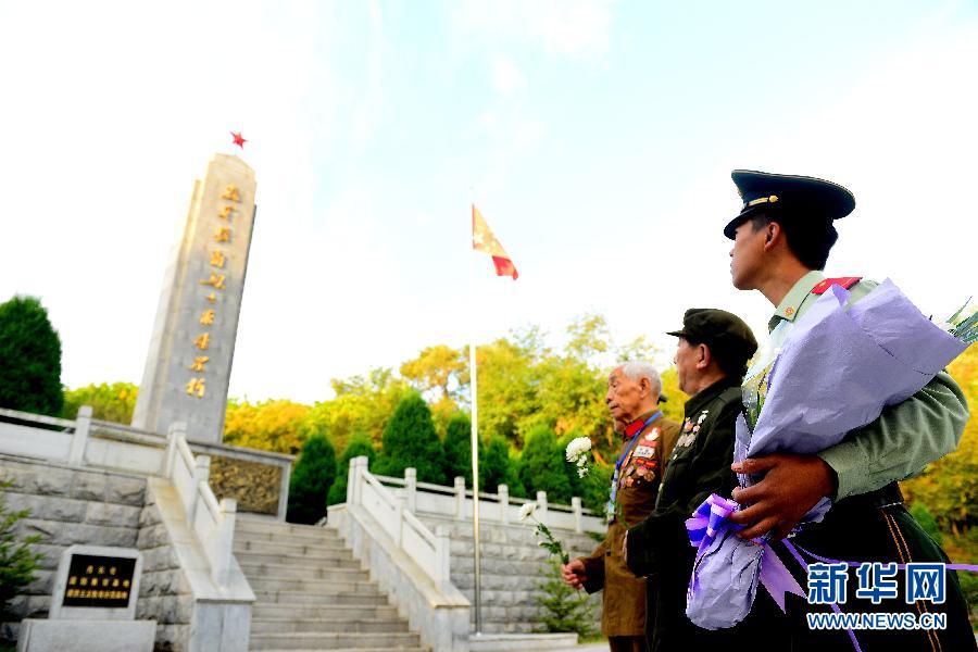 9月29日，在遼寧丹東抗美援朝烈士陵園，來自全國各地的革命老戰(zhàn)士及家屬向抗美援朝烈士紀念碑獻花。