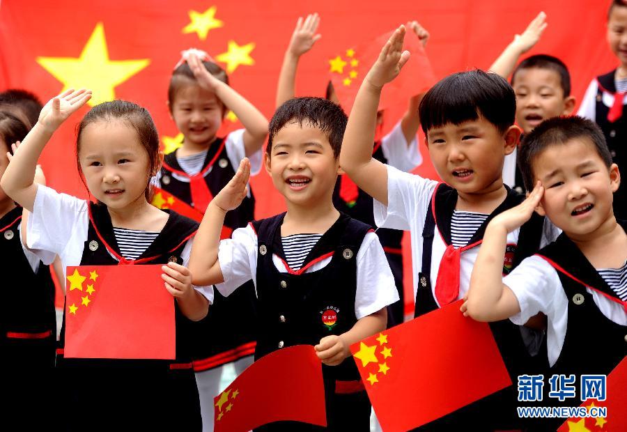  9月28日，安徽淮南市直機關幼兒園的小朋友在國旗前唱《國歌》，慶祝祖國65周歲生日。