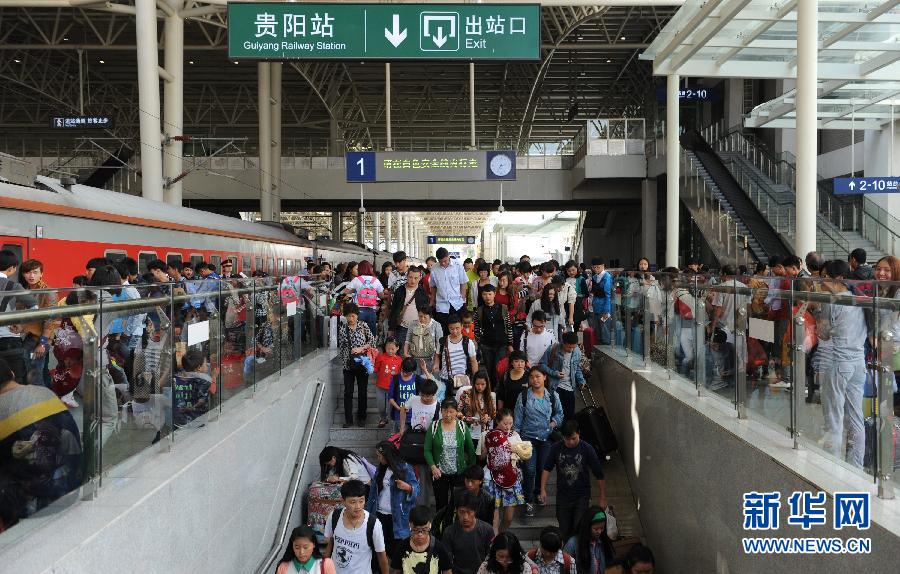 10月6日，抵達貴陽火車站的旅客準備出站。