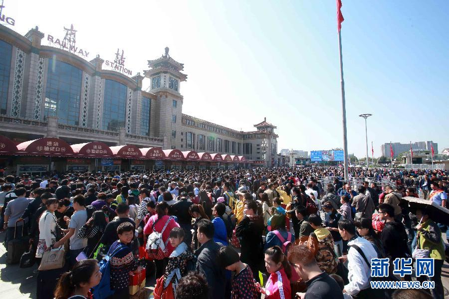  10月6日，在北京火車站，人們排隊進站。