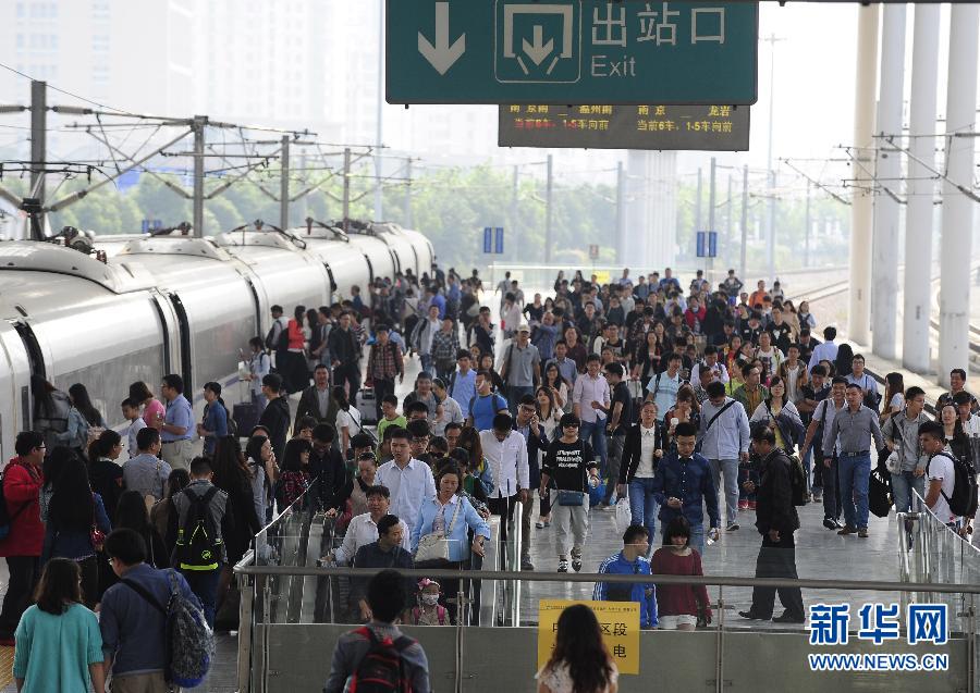 10月6日，無錫火車站站臺上人頭攢動。
