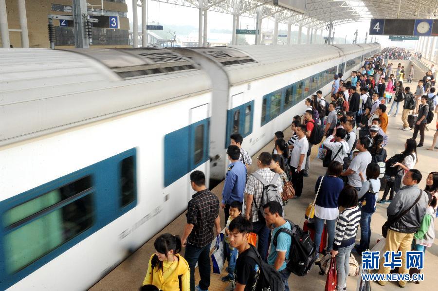 10月6日，在安徽銅陵火車站，大批旅客在站臺上等候乘車。