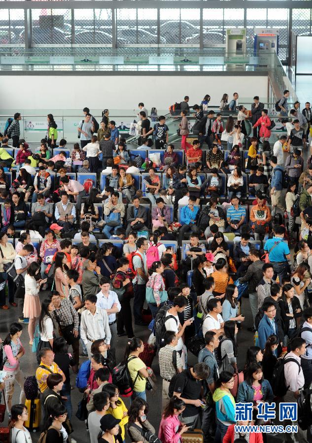 10月6日，旅客在蘇州火車站候車大廳等候乘車。