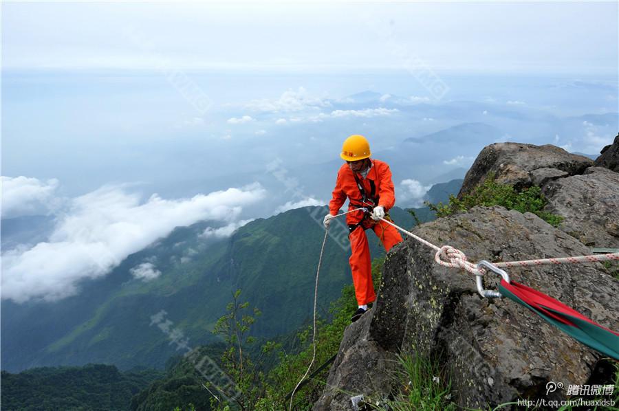 10月5日，峨眉山景區(qū)清潔工彭文才下到巖壁清理游客丟棄的垃圾。