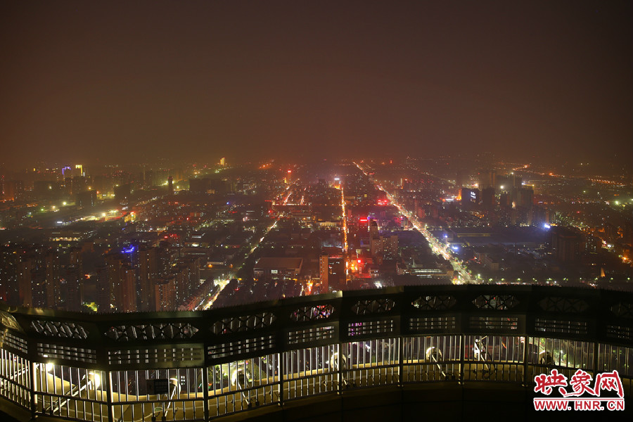 18：40鄭州沉浸在一片霧霾中，都市的燈光霧蒙蒙的，夜空看不到月亮的蹤跡。