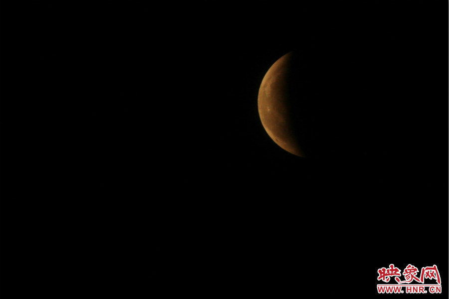 19：47夜風(fēng)吹散了霧霾，月亮漸露芳容。