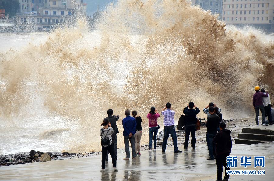 10月12日，人們在浙江省溫嶺市石塘鎮(zhèn)觀看大浪。