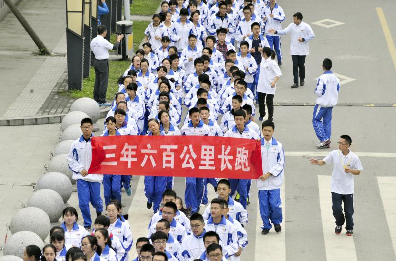 10月14日，成都七中萬達學(xué)校實行三年跑六百公里才能畢業(yè)，現(xiàn)場學(xué)生開始長跑。