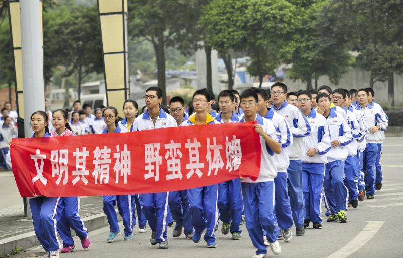 10月14日，成都七中萬達學(xué)校實行三年跑六百公里才能畢業(yè)，現(xiàn)場學(xué)生開始長跑。