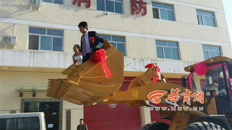 陜西小伙開(kāi)8臺(tái)裝載機(jī)接新娘。