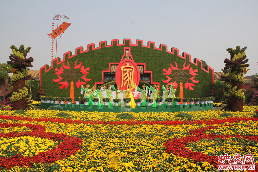 龍亭公園內(nèi)大型菊花景觀。