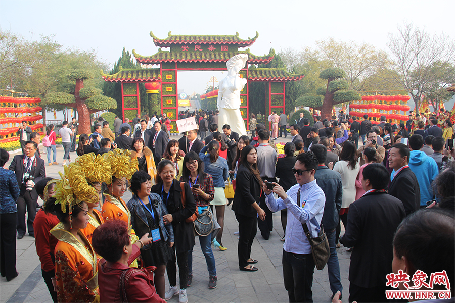 與會領(lǐng)導與嘉賓入園賞菊。