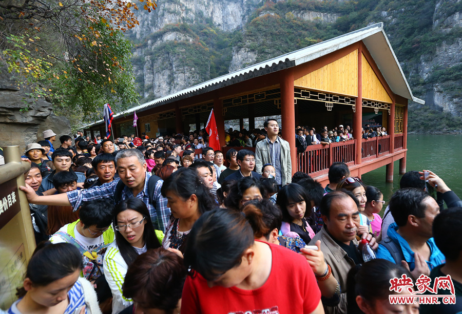 由于長時間擁擠不動，導(dǎo)致游客產(chǎn)生了焦躁的情緒