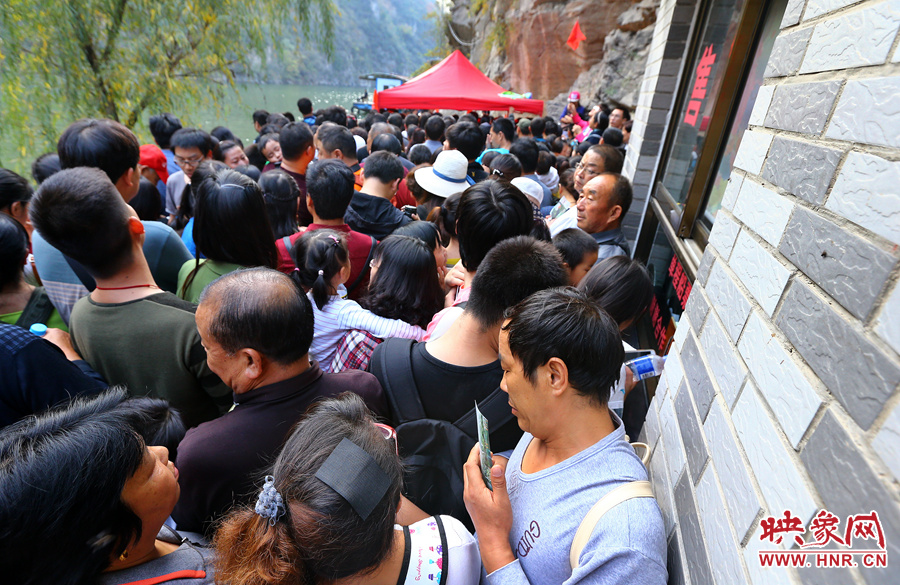 游船售票處前，游客被擠得無法轉(zhuǎn)身