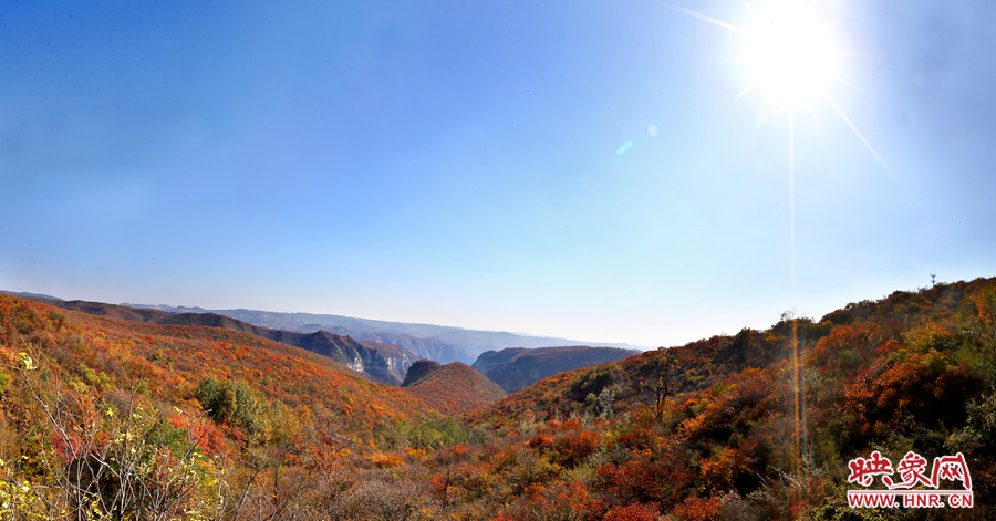 山頂遠(yuǎn)眺，紅葉已經(jīng)綻放出絢麗的色彩