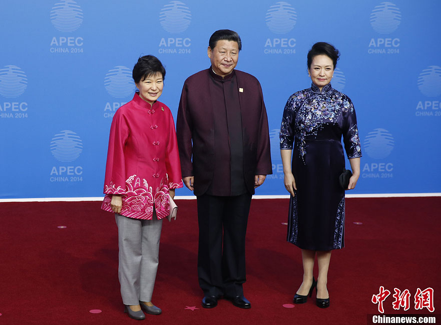 圖為習(xí)近平夫婦歡迎韓國總統(tǒng)樸槿惠。中新社發(fā) 杜洋 攝