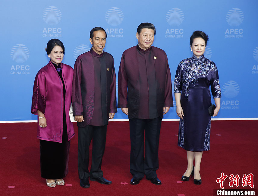 圖為習(xí)近平夫婦歡迎印度尼西亞總統(tǒng)佐科·維多多。中新社發(fā) 杜洋 攝