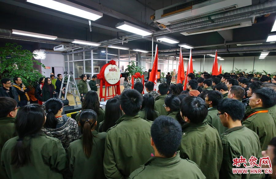 “雙十一”零點(diǎn)到來前，電商的負(fù)責(zé)人為一線員工鼓勁加油