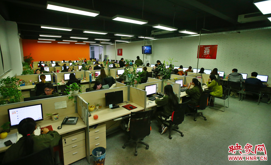 客服大廳內(nèi)，每天電腦前都坐著忙碌的客服人員