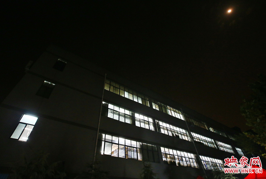 夜已深，燈火通明的大廳內(nèi)卻熱火朝天